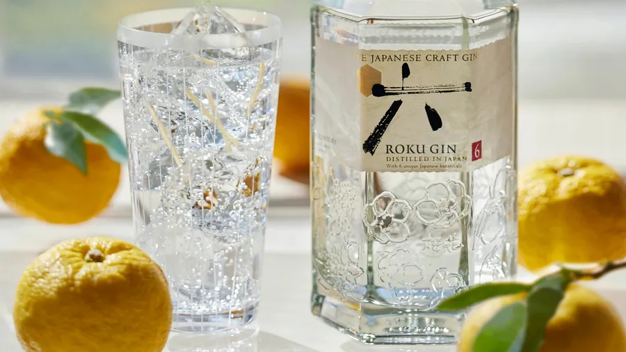 Botella de Roku Gin con un coctel Gin&Tonic