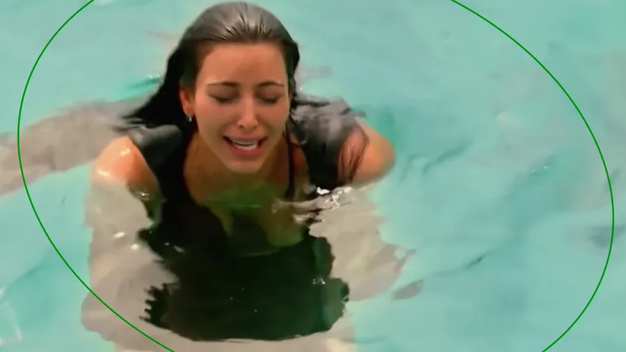 Por si tenían el pendiente, Kim Kardashian sí encontró su arete de diamante en el mar