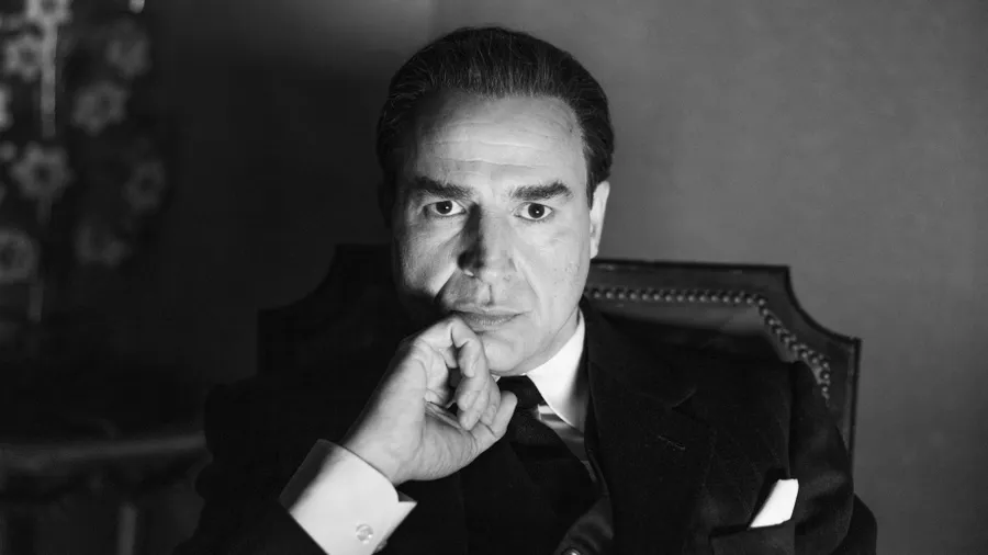 Cristóbal Balenciaga en la serie de Disney+.