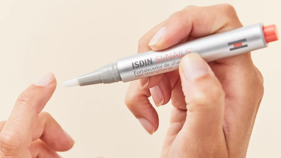 Si-Nails hidrata las uñas y la piel que las rodea. Brinda hidratación y resistencia al proteger la cutícula de manera efectiva
