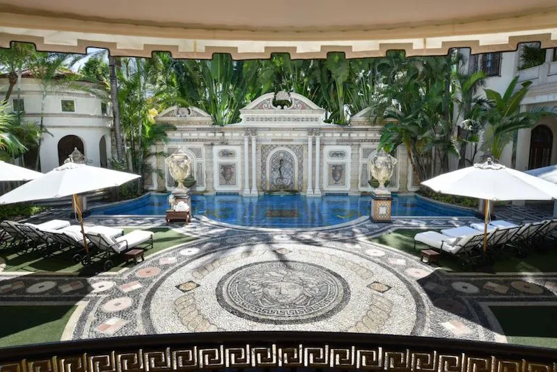 1515500533-khaydenversacemansionpoolloungers-1515097290