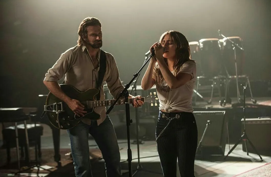 Lady Gaga y Bradley Cooper lucen muy enamorados en A Star Is Born