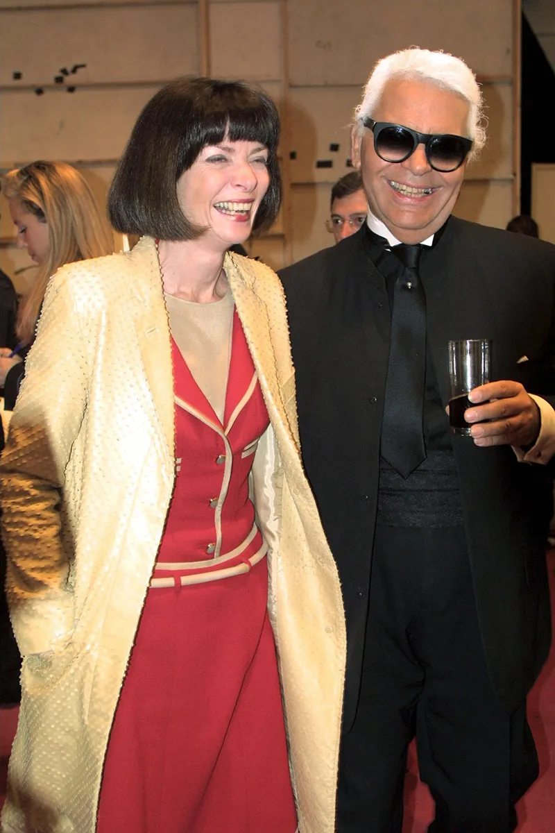 CHANEL FASHION SHOW FOR AUTUMN WINTER 2001 / 2002 , PARIS , FRANCE - 03/01
