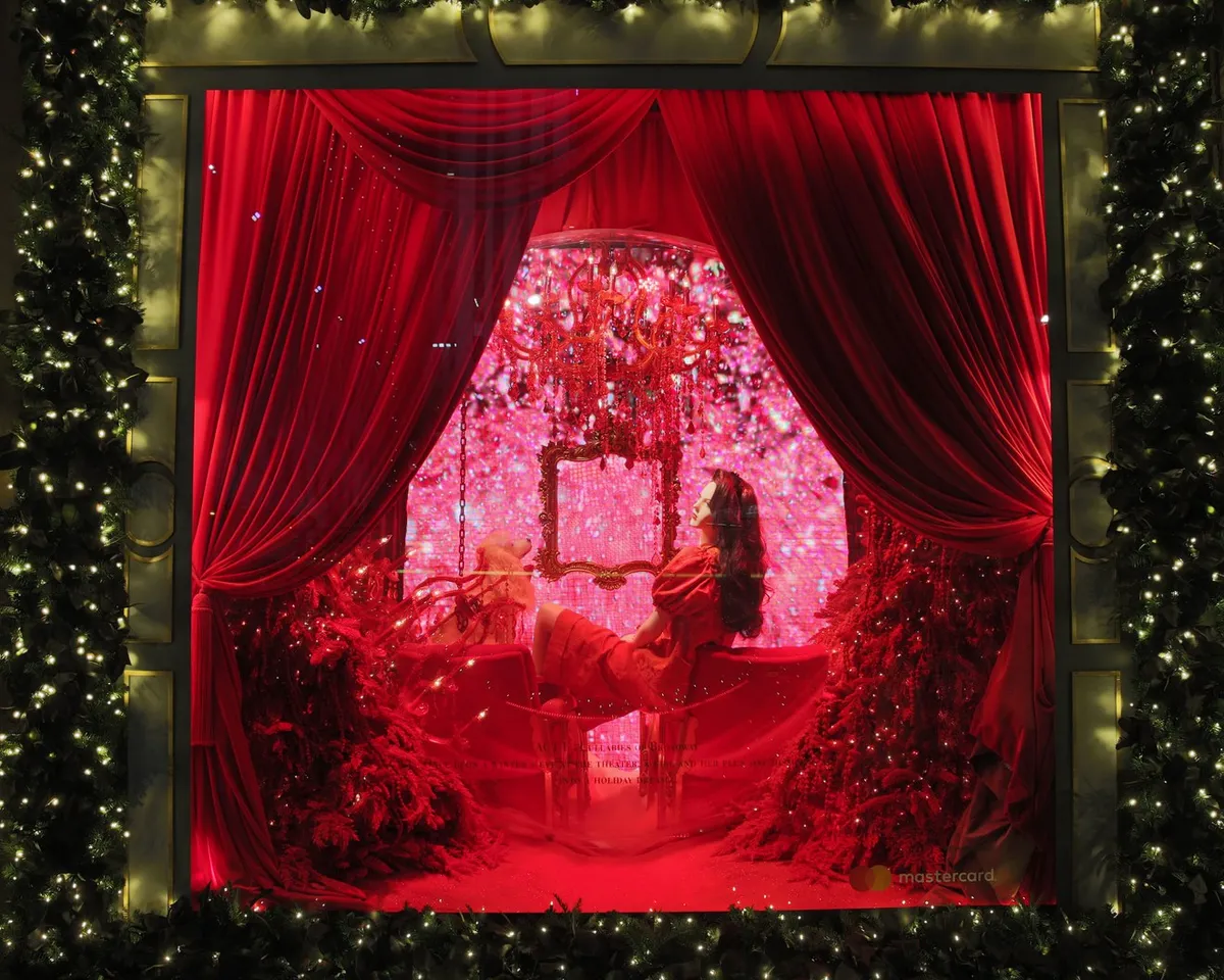 02-sacks-holiday-windows-2018
