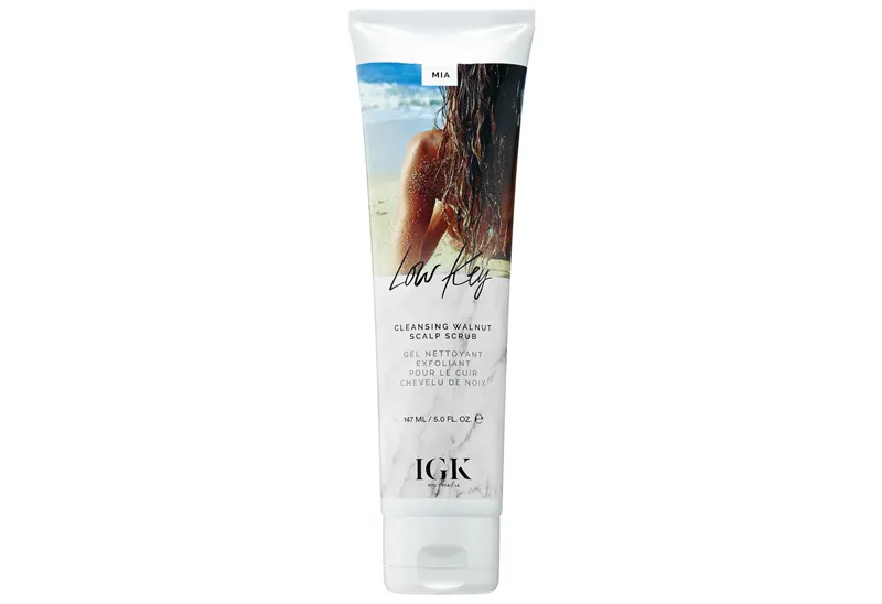 shampoo-exfoliante-cuero cabelludo-pelo-rutina-caspa-luminosidad-grasa-igk