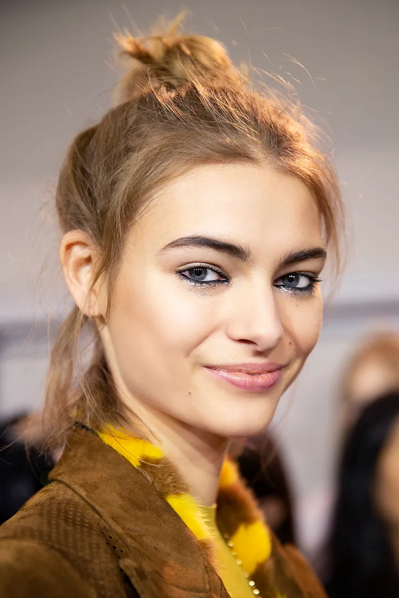 beauty look-quedarte en casa-fendi-pelo-maquillaje-chongo-sombras-corrector-1.jpg