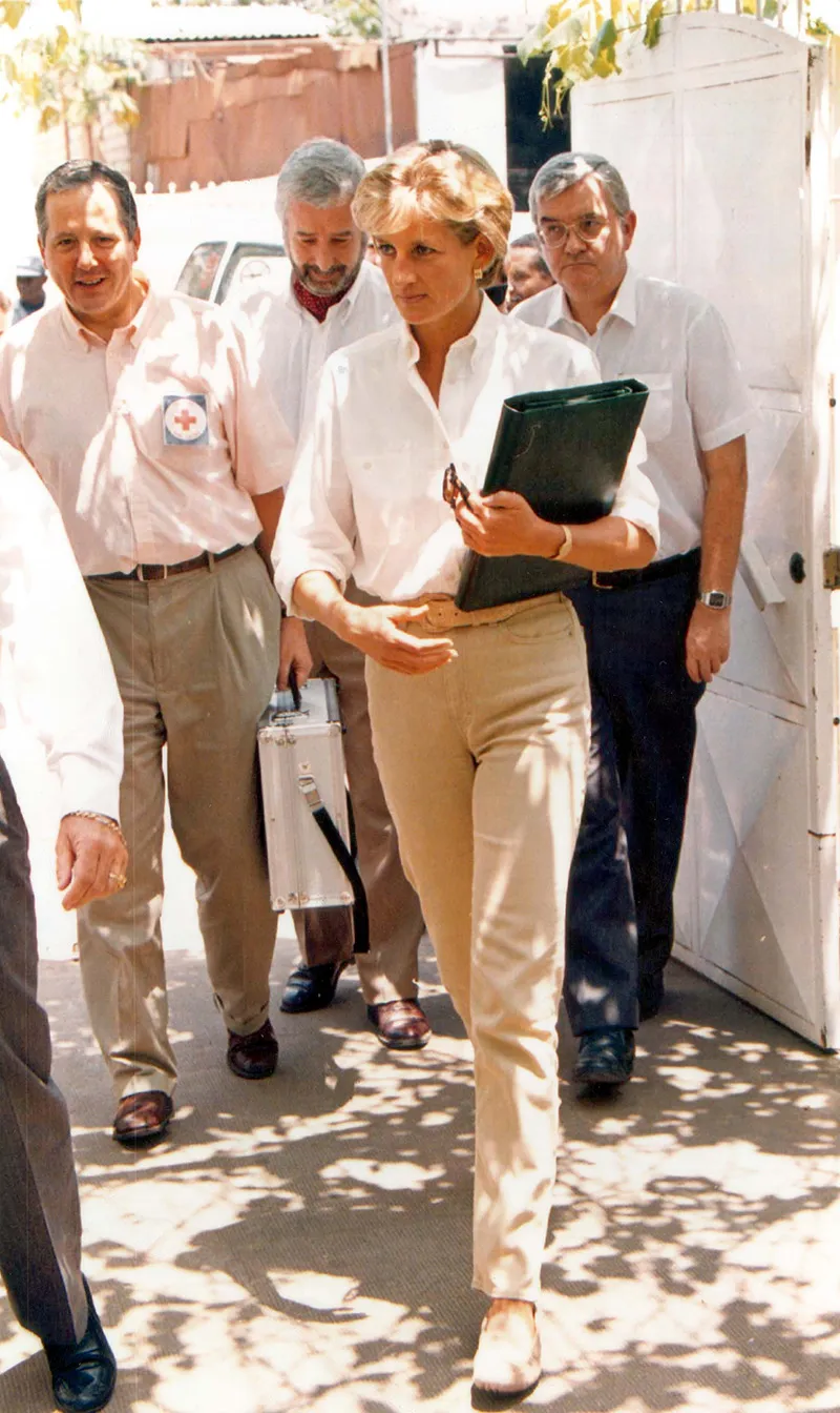 Princess Of Wales - 1997 Diana Arriving For A Briefing At The Red Cross In Luanda Angola .. After A Ten Hour Flight She Bounced Down The Aircraft Steps In Blue Jeans And Sneakers. Within 90 Minutes She Had Changed Into A Pair Of Beige Chinos Loafers