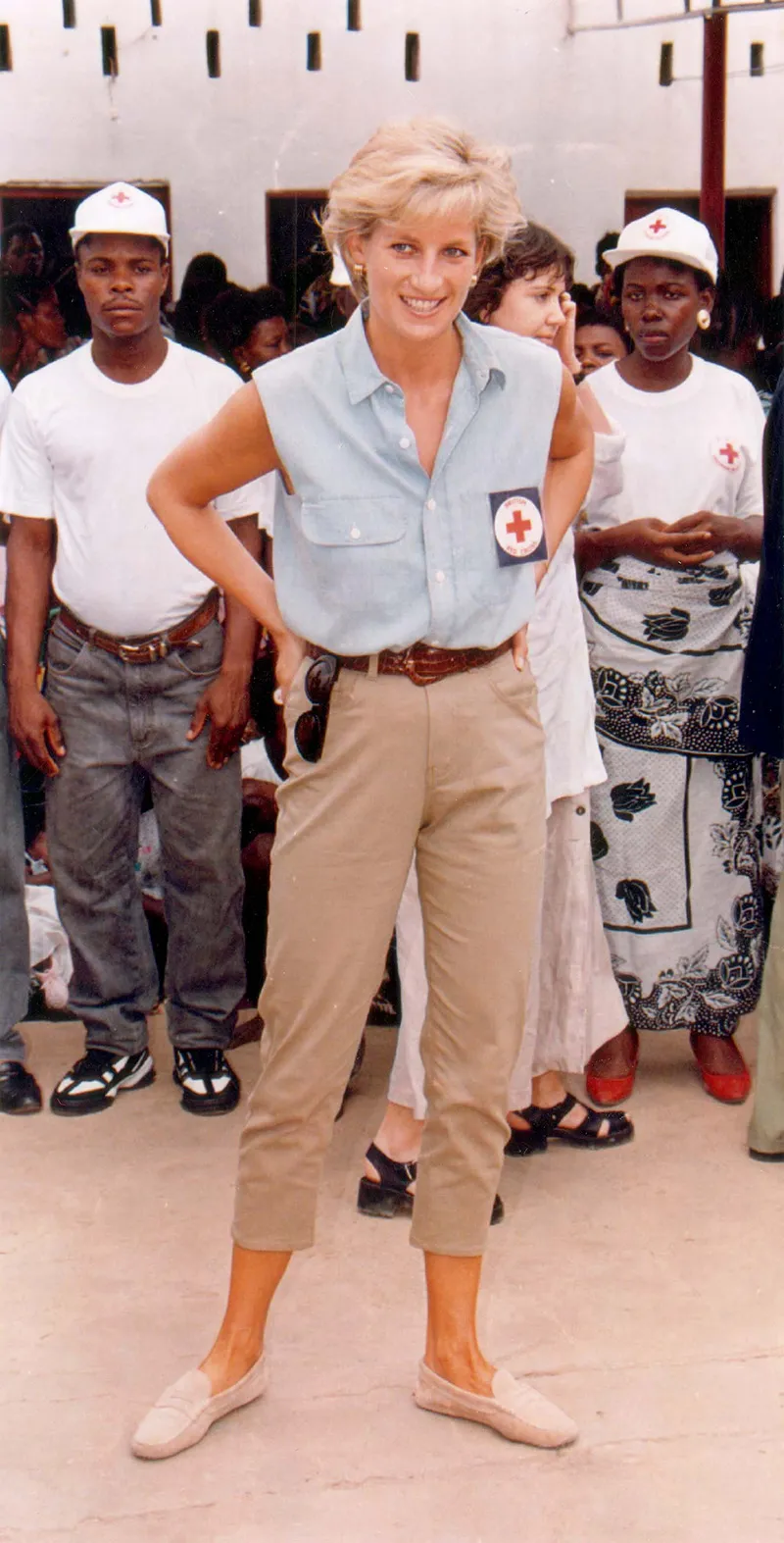 Princess Of Wales Visit To Angola 1997 - Princess Diana In One Of The Slums Outside Luanda In Angola.