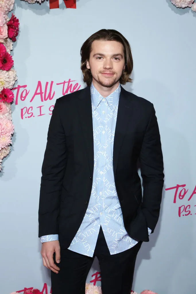 Joel Courtney de 24 años interpreta a Lee Flynn en The Kissing Booth