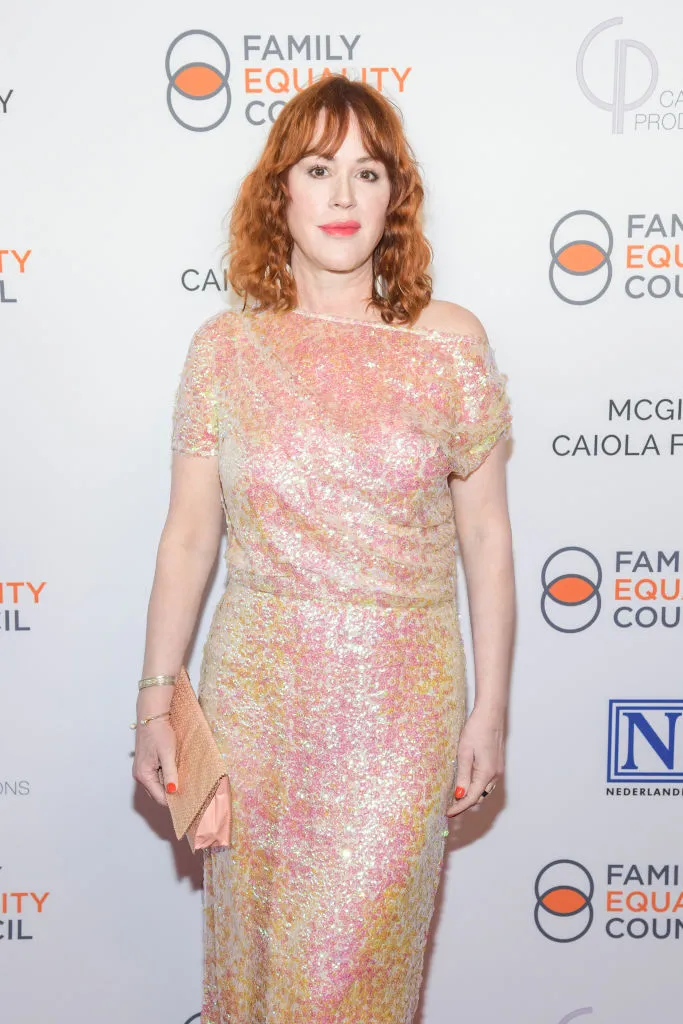 Molly Ringwald de 52 años interpreta a Sara Flynn en The Kissing Booth