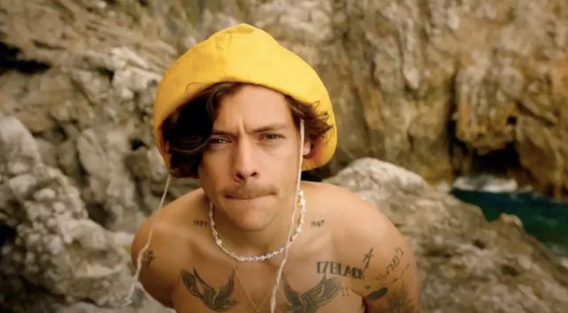 Harry Styles en 'Golden'.