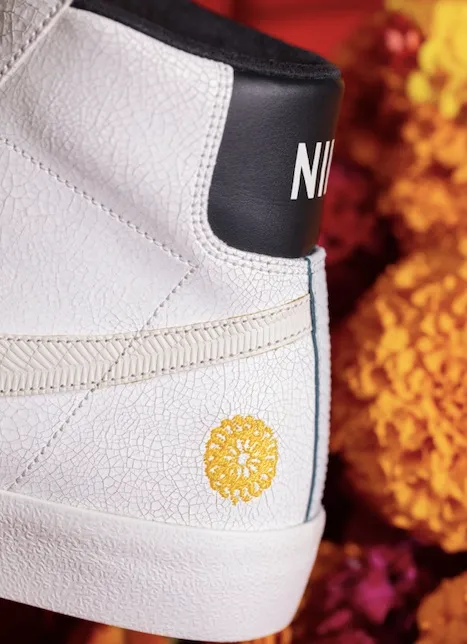 Nike Blazer Mid 77 con el detalle de la flor de cempasúchil.
