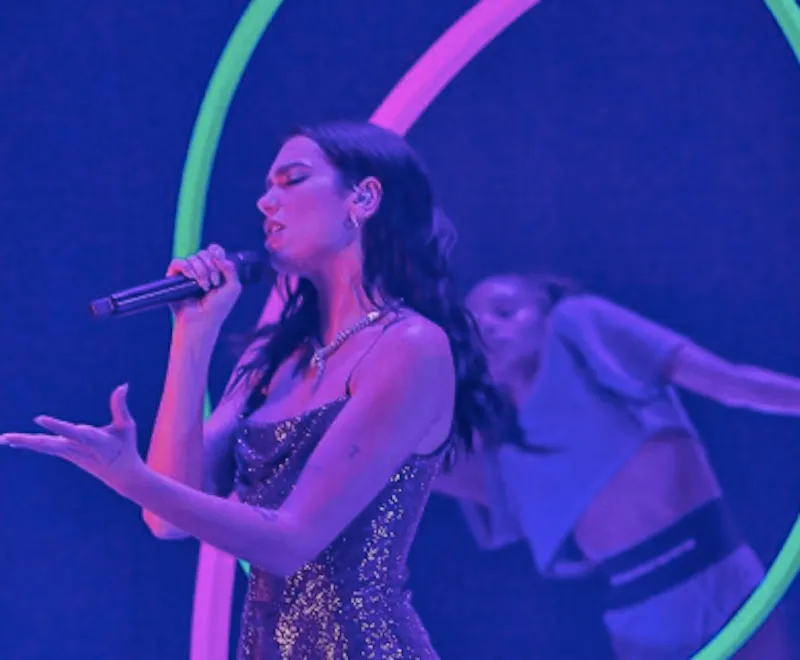 Dua Lipa en Studio 2054 con un collar Serpenti de Bulgari.