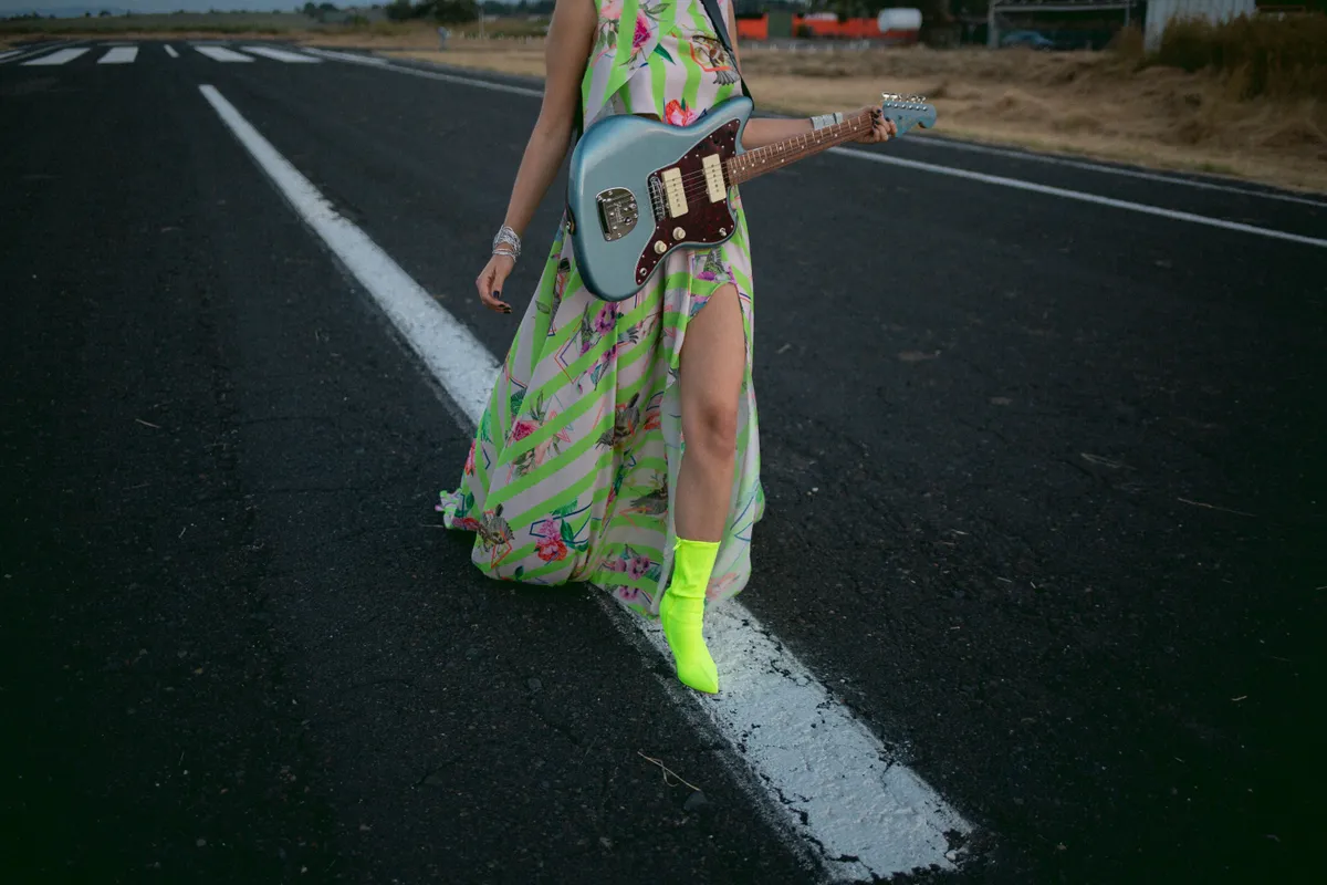 Cada una de las piezas que lleva puestas en "Déjate Llevar" son creaciones de Jonathan Morales, diseñador y CEO de la marca No Name. La firma ha sido usada por celebridades de la talle de Rosalía, Gwen Stefani, Gloria Trevi, Belinda, Grimes, Thalia, Lady Gaga, J Balvin, Karol G, entre otras.