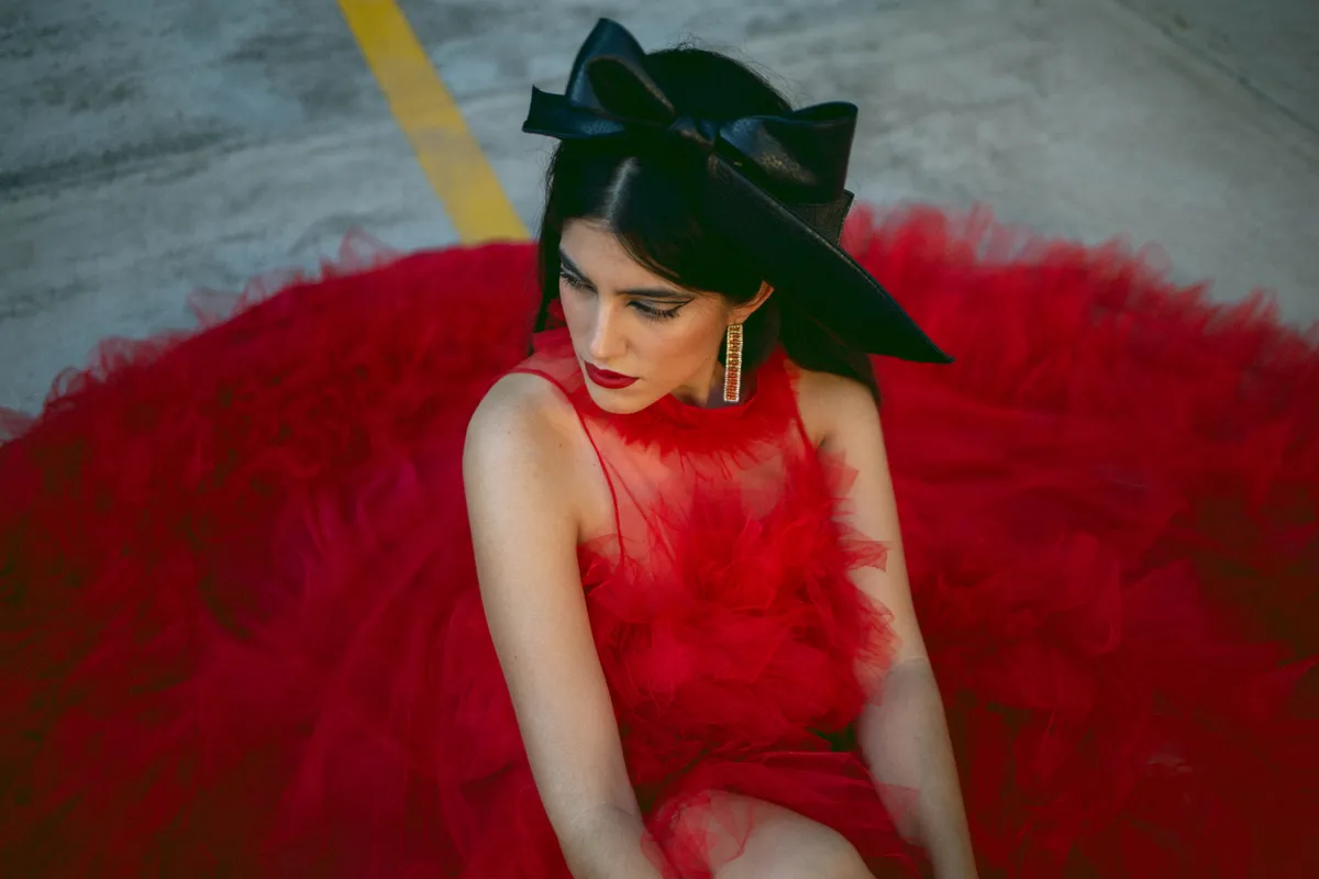 La cantante aparece usando cuatro total looks firmados por No Name a lo largo del video.