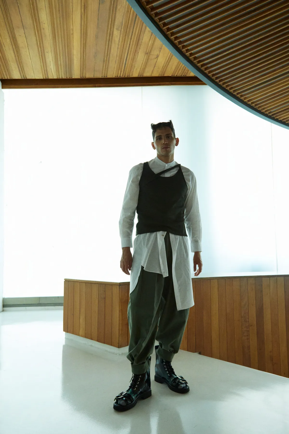 La colección está conformada por 19 looks que se entregarán en dos capítulos bajo la dirección creativa de Cesar Flova.