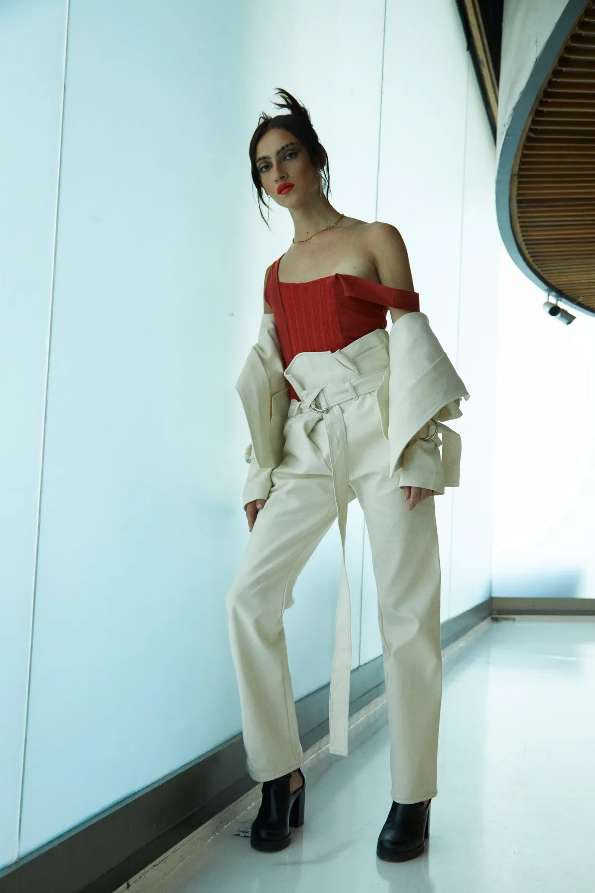 Uno de nuestros looks favoritos es este compuesto por pantalones statement con chaqueta a juego y top estructurado.