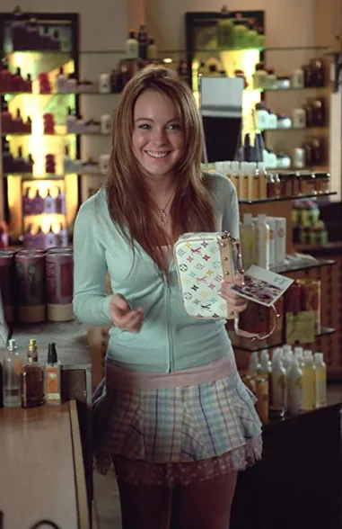 Después de ver Mean Girls no solo queríamos usar las prendas coloridas que vistieron las protagonistas sino que también la icónica bolsa de monograma de colores de Louis Vuitton de Cady. Jessica Simpson y Raven-Symoné también eran fanáticas de este diseño.