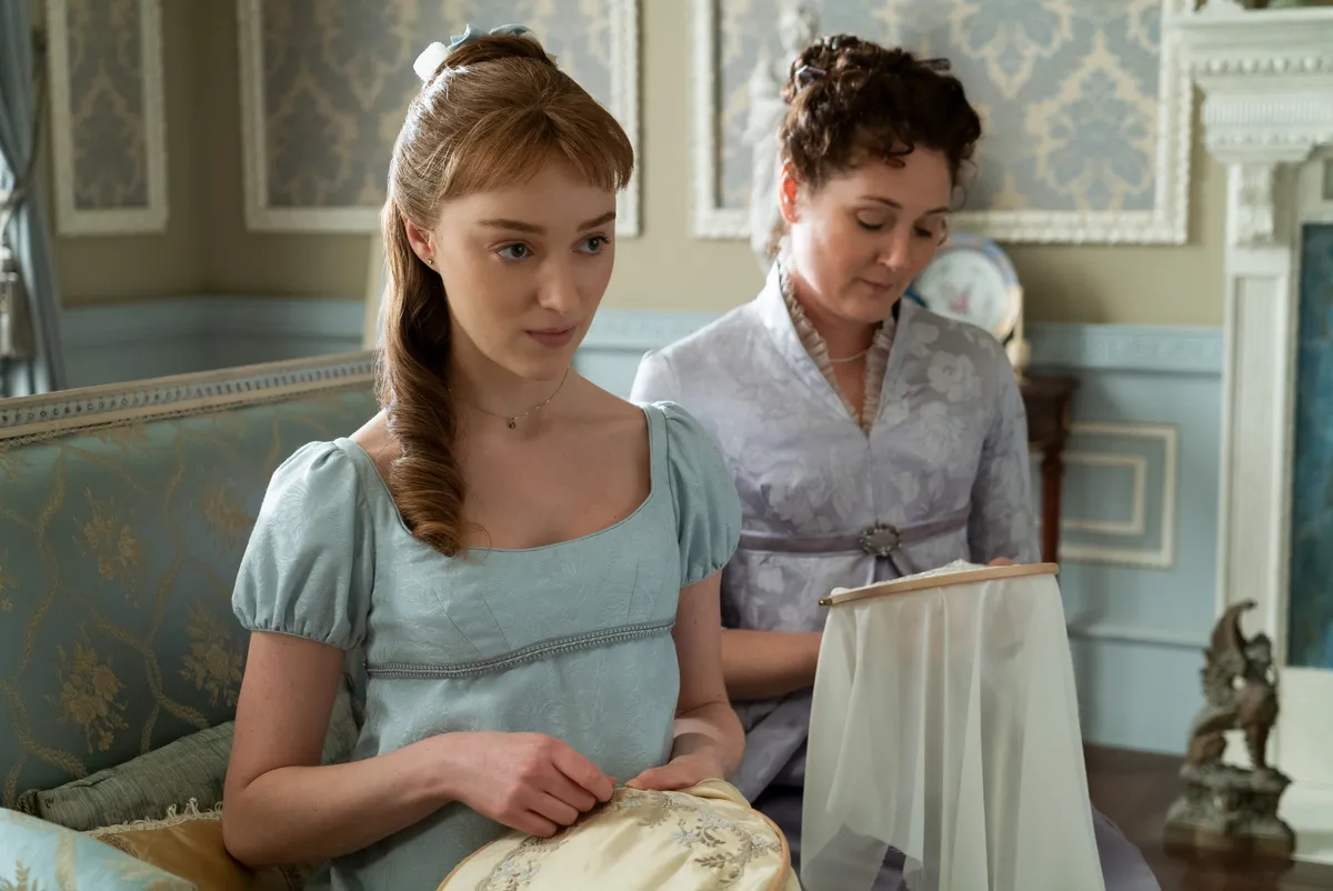 PHOEBE DYNEVOR como DAPHNE BRIDGERTON y RUTH GEMMELL como LADY VIOLET BRIDGERTON.