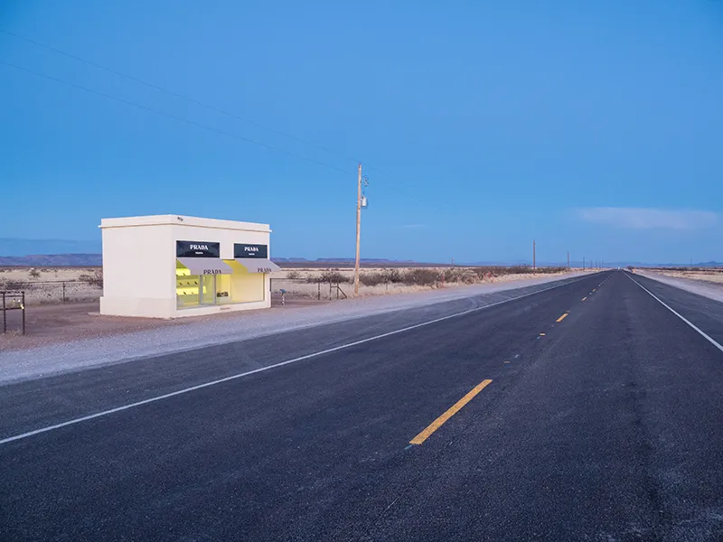 Prada Marfa tienda desierto
