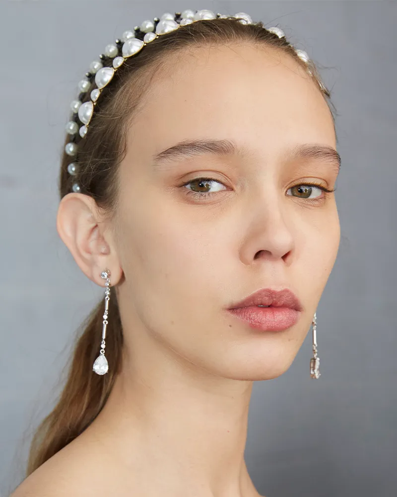 valli-f21-coleta-baja-diadema-peinado-temporada-pasarela-trenza-dyson-corrale-supersonic-boquilla-look-estilo-elegante-2021.jpg