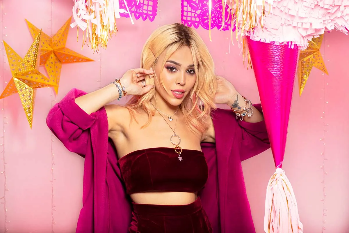 Danna Paola usa el brazalete en un look perfecto para las fiestas.