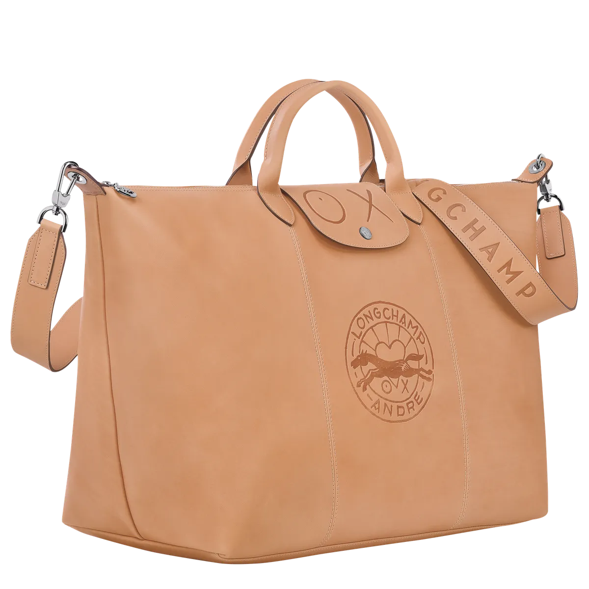 Este modelo en color camel claro definitivamente es un must para cualquier viaje, gracias a su correa gruesa es súper cómoda de llevar a cualquier parte.