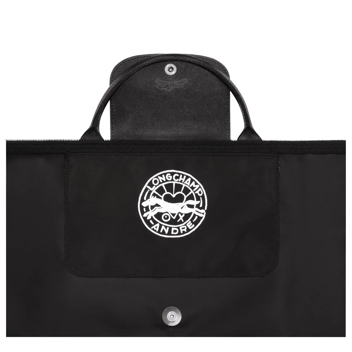Los diseños cuentan con detalles únicos que mezclan el logotipo de Longchamp y el arte de André.