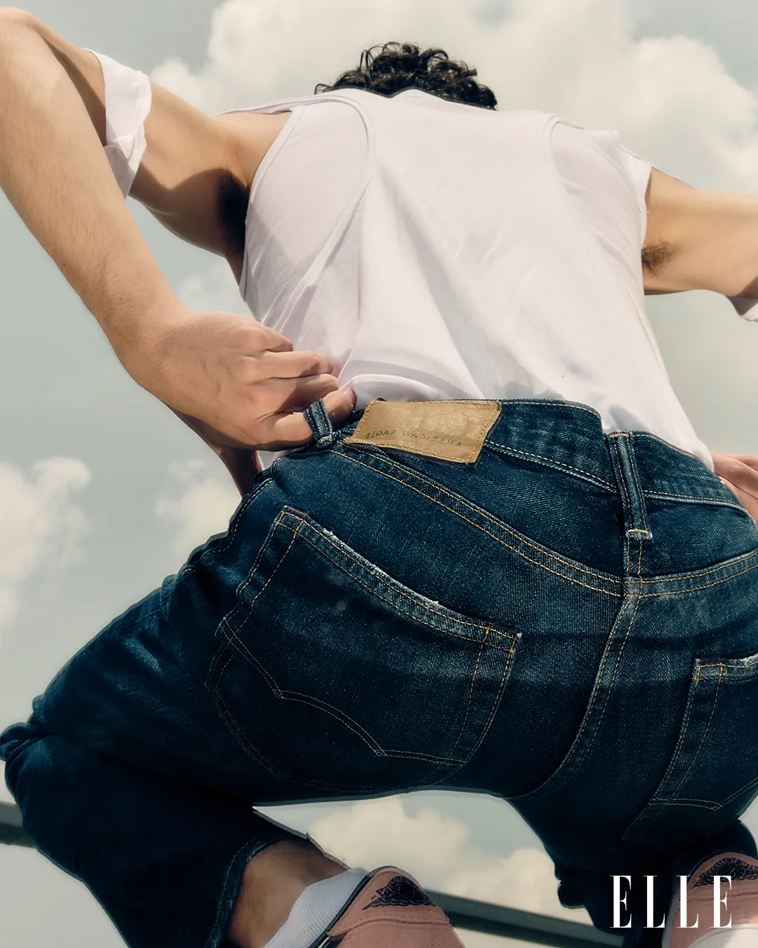 Una playera o camisa blanca sonb el lienzo perfecto para crear piezas statement en decontrucción y siempre serán la mejor combinación para un par de jean American Eagle.