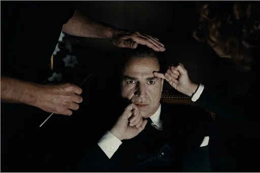 Cristóbal Balenciaga interpretado por Alberto San Juan en la serie de biográfica.