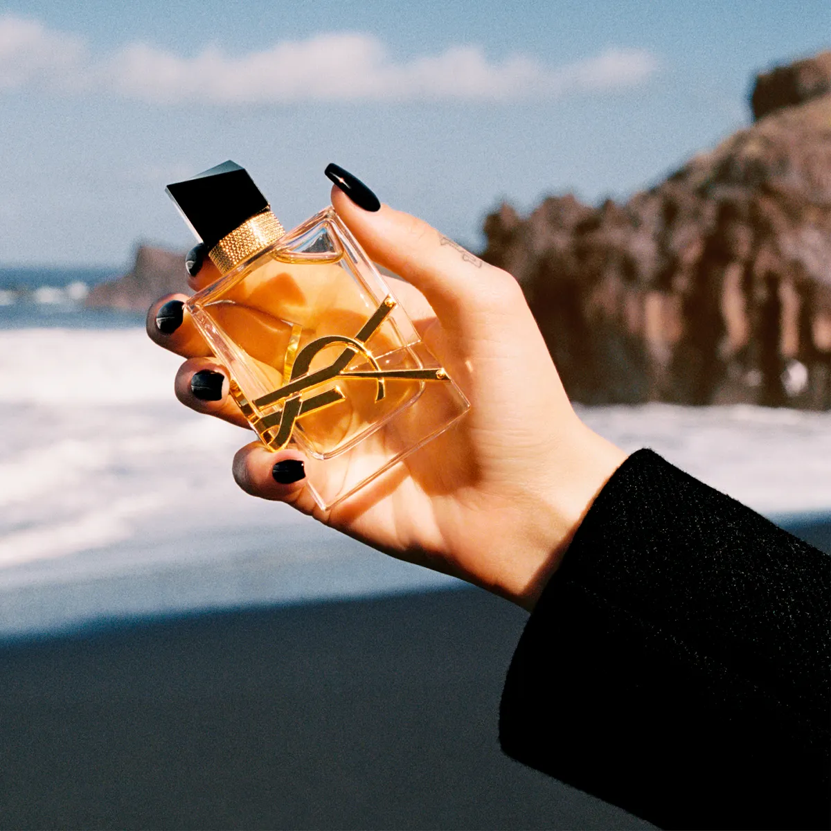 Copia de Copia de ysl_dmi_fraw_libre_le-parfum-22_behind-the-scene_dua-pack-in-hand-close-up_square_3000x3000px_rgb (1).jpg