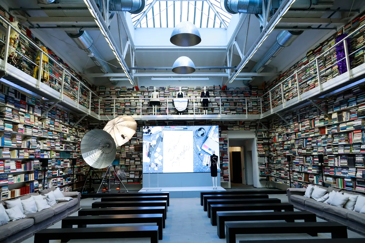 biblioteca estudio karl lagerfeld
