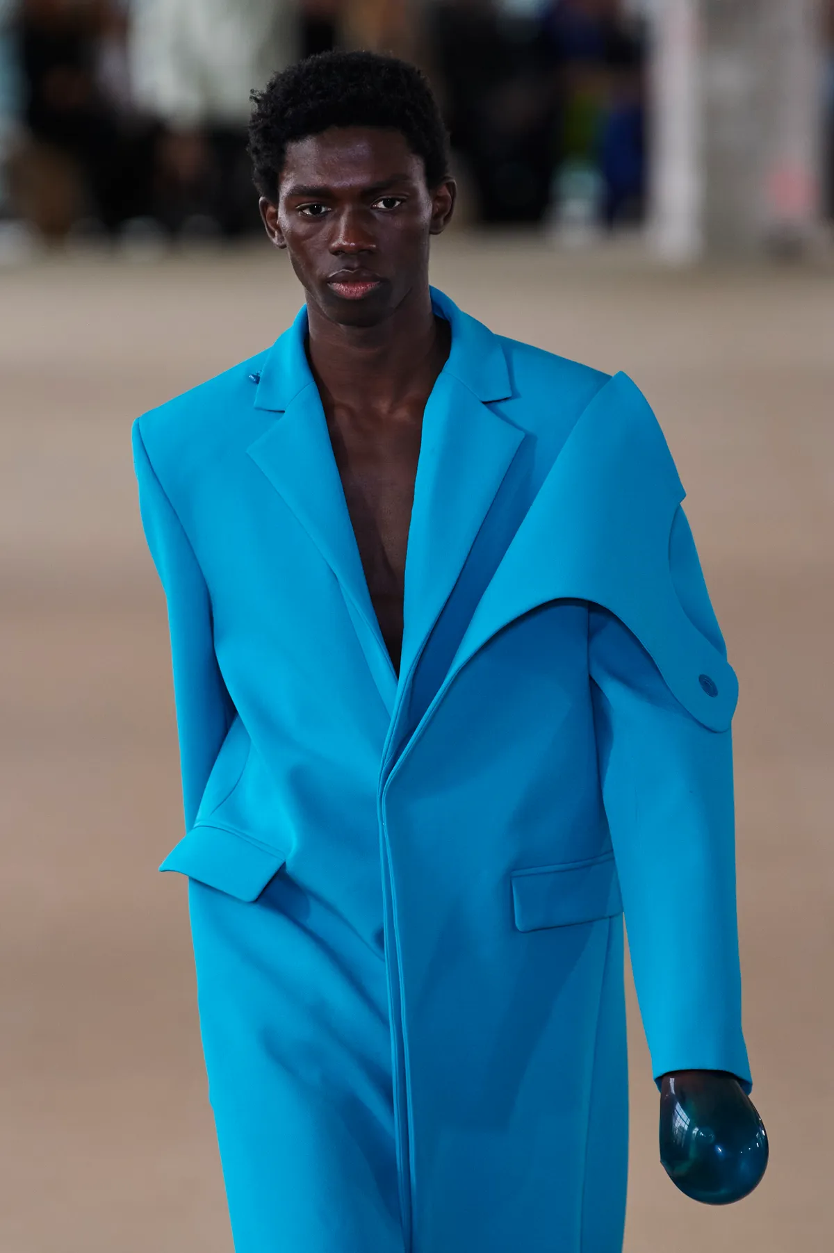 modelo-manos-condon.jpg