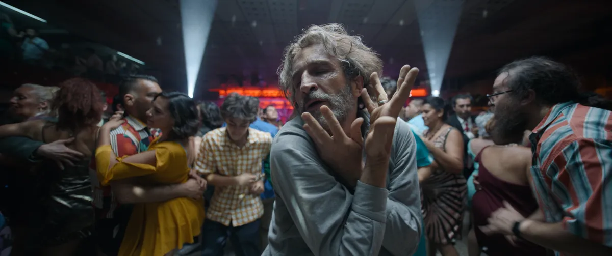 Bardo: Falsa crónica de unas cuantas verdades (2022). Daniel Giménez Cacho como Silverio en el California Dancing Club.
