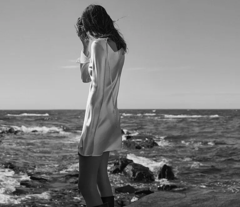 Kaia Gerber x Zara estará disponible a partir del 4 de octubre.