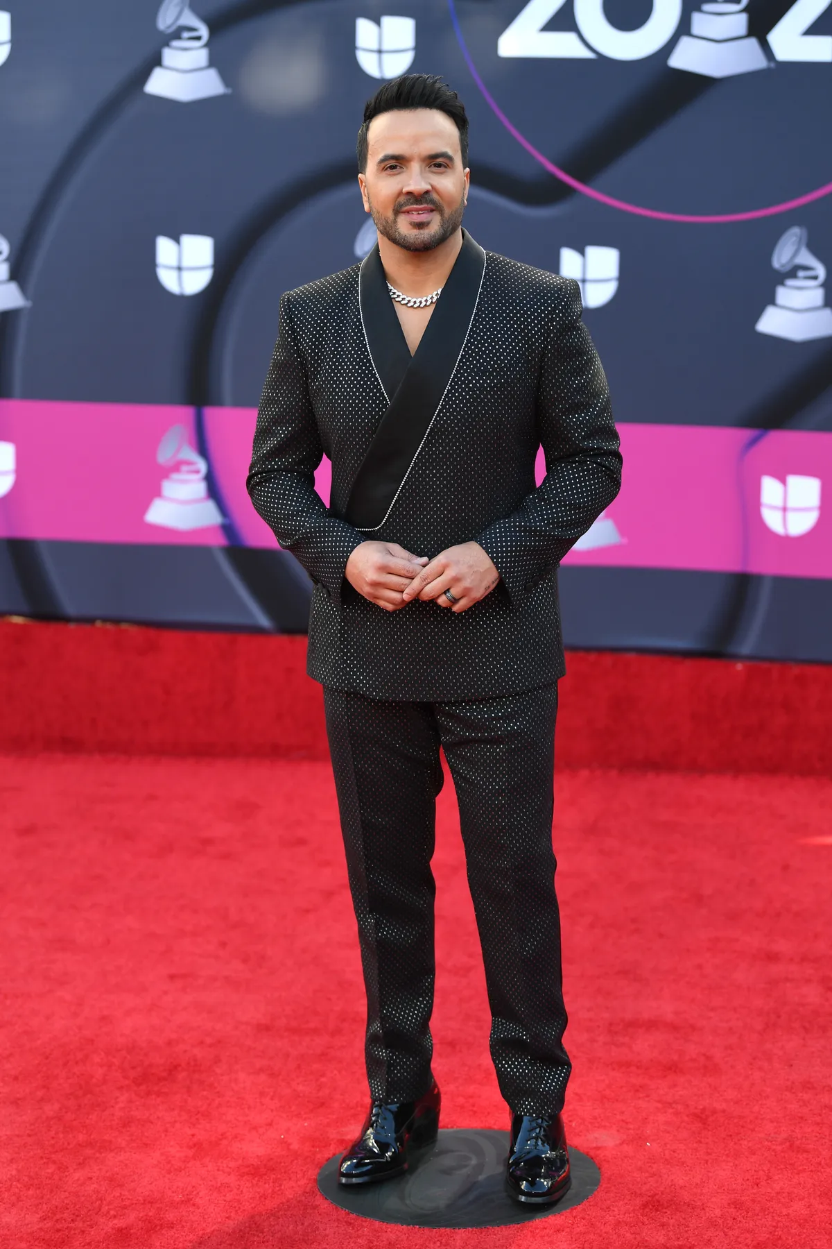 Luis Fonsi en la red carpet de los Latin Grammy 2022.