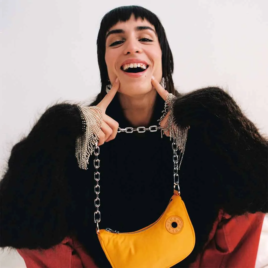 El glitter y las chaquetas furry también deben ser parte de tu noche especial.