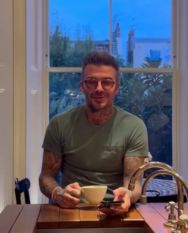David Beckham cantando "All I Want for Christmas Is You" de Mariah Carey