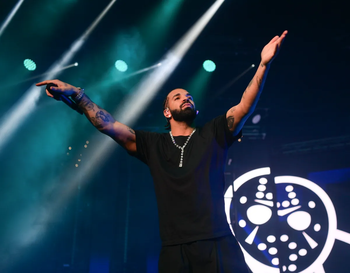 Drake usando su collar hecho con 42 diamantes de anillos de compromiso que nunca entregó.