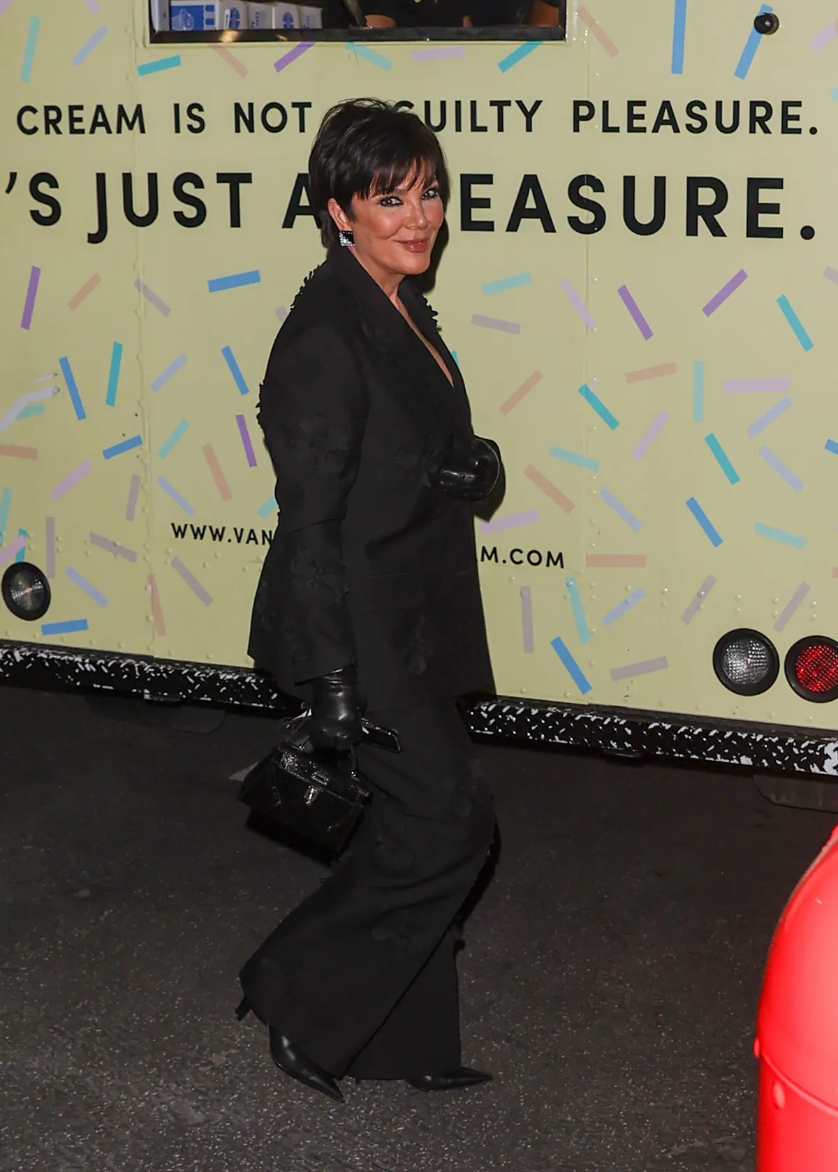 La matriarca del clan Kardashian también se unió a la tendencia gótica en el Bar Mitzvah de Mason Disick. 