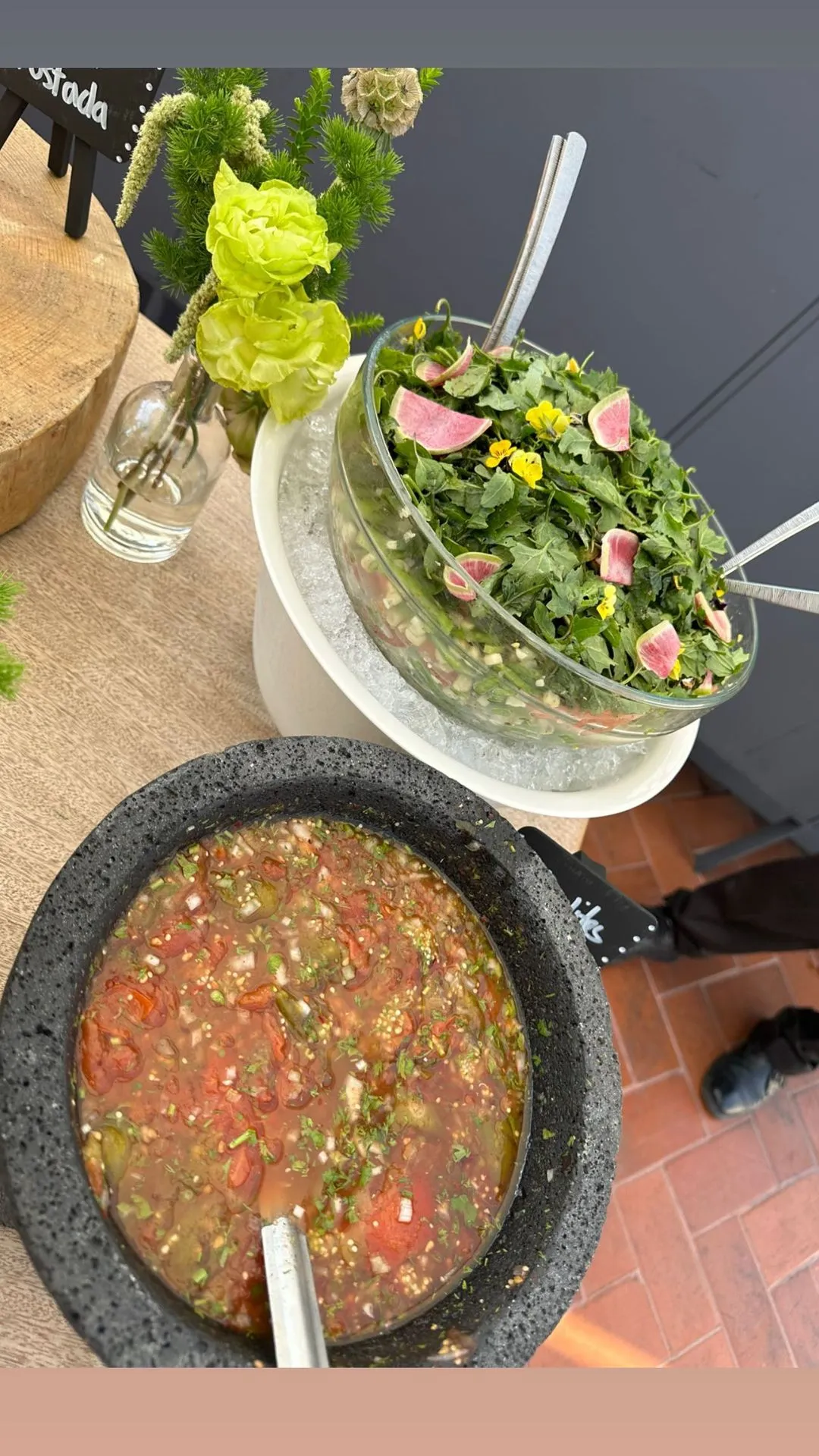 David Beckham ya comió tacos de hormiga chicatana acompañados por salsas.
