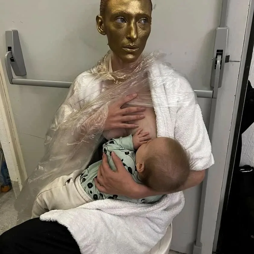 modelo-amamantando-schiaparelli.jpeg