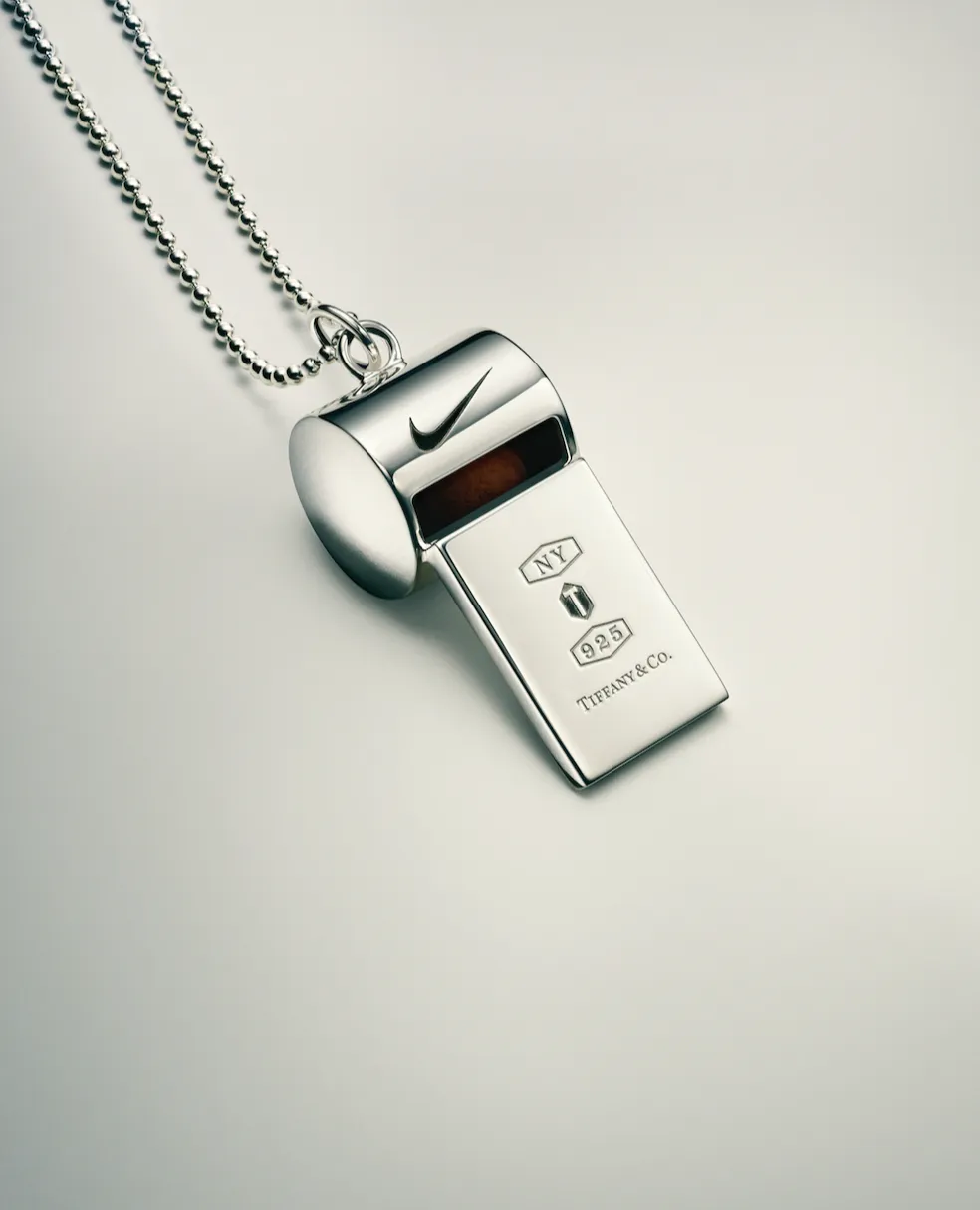 La colaboración de Nike y Tiffany & Co. incluye objetos de plata.