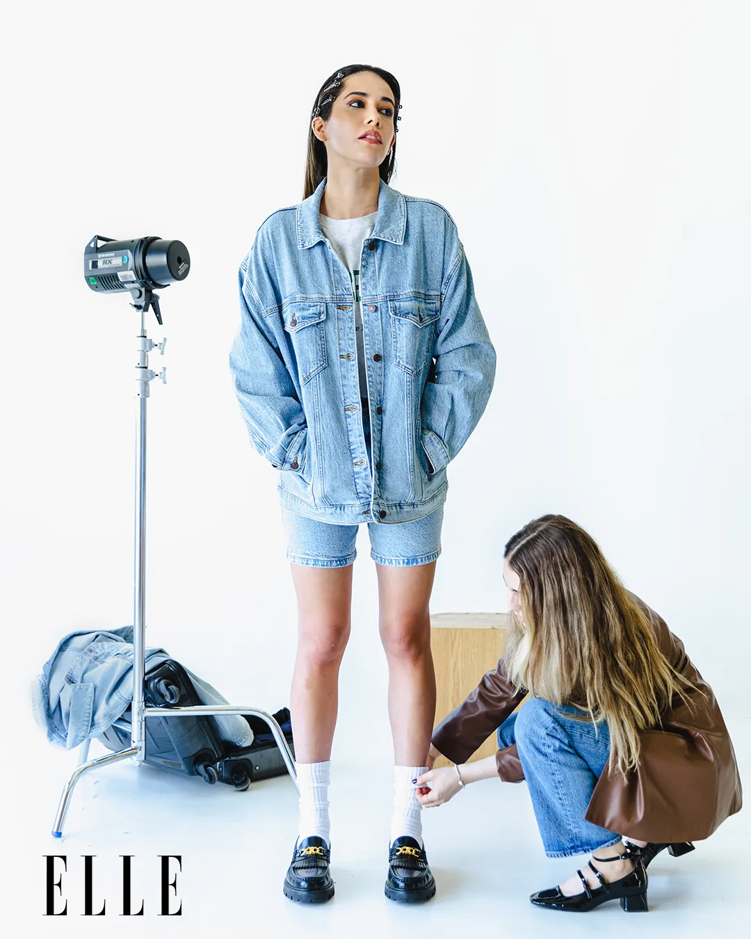 Bermudas + loafers con calcetines: combinación ganadora.