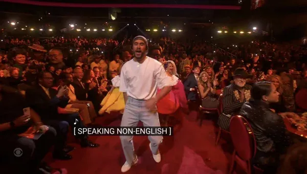 La transmisión de los Grammys usó títulos racistas durante el perfomance de Bad Bunny.