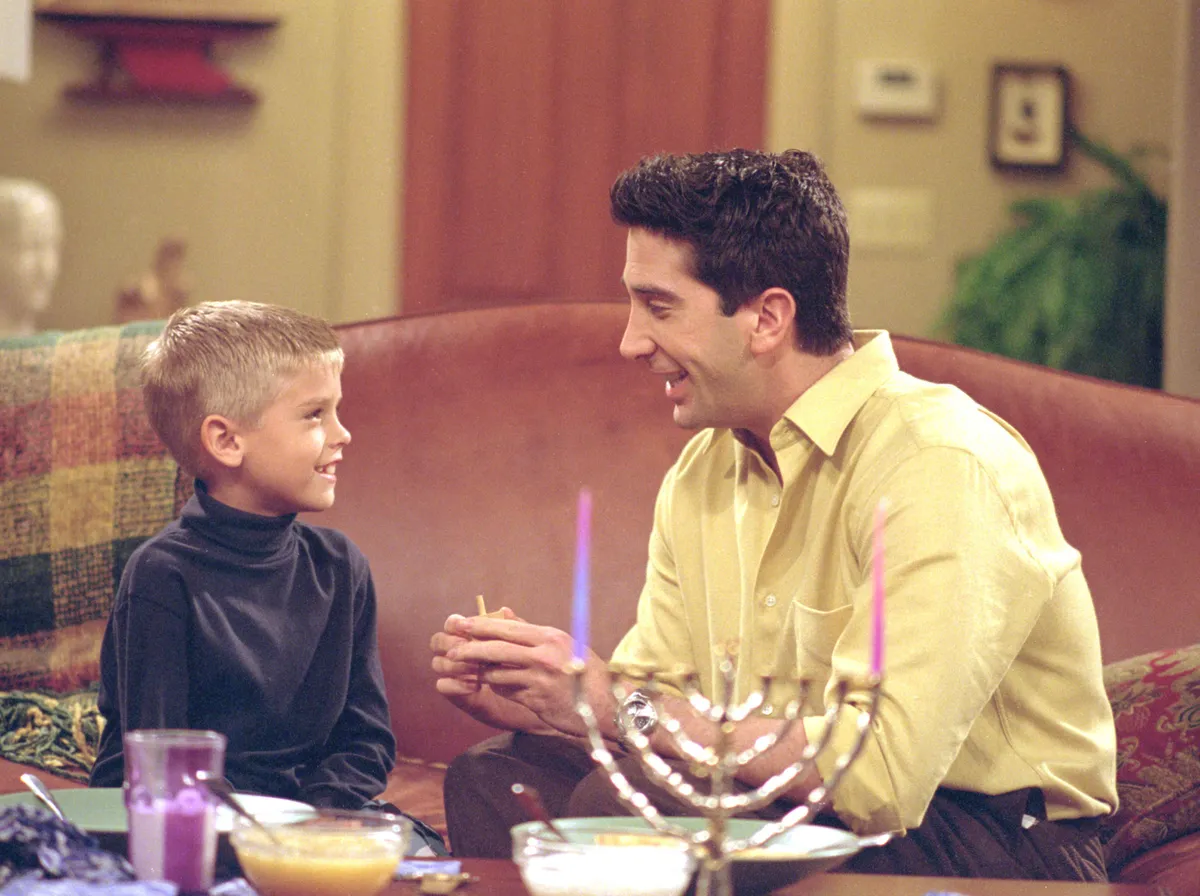 Cole Sprouse interpretó a Ben Geller en Friends cuando tenía siete años.