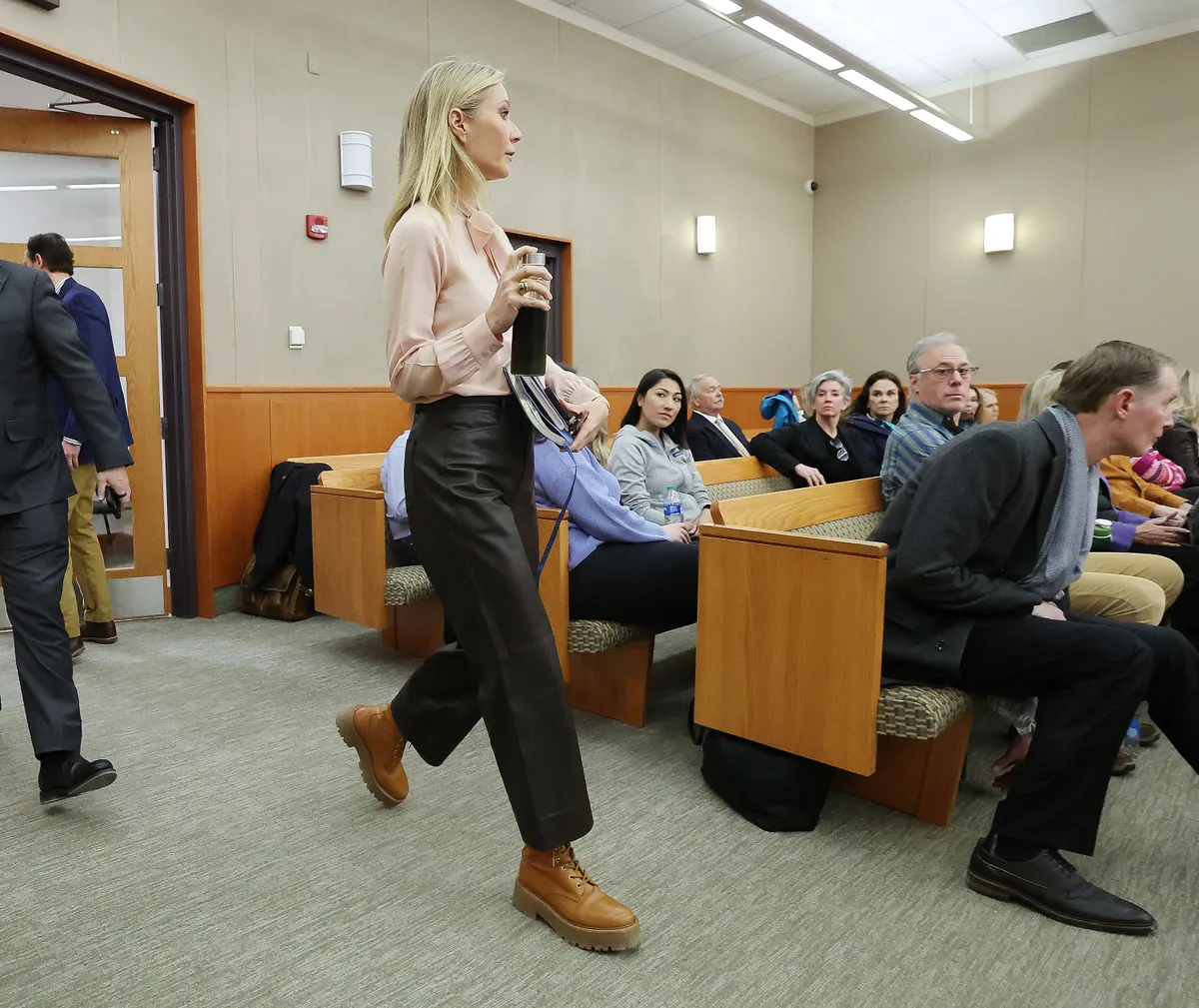 Gwyneth Paltrow se muestra con una actitud irreverente durante el juicio.
