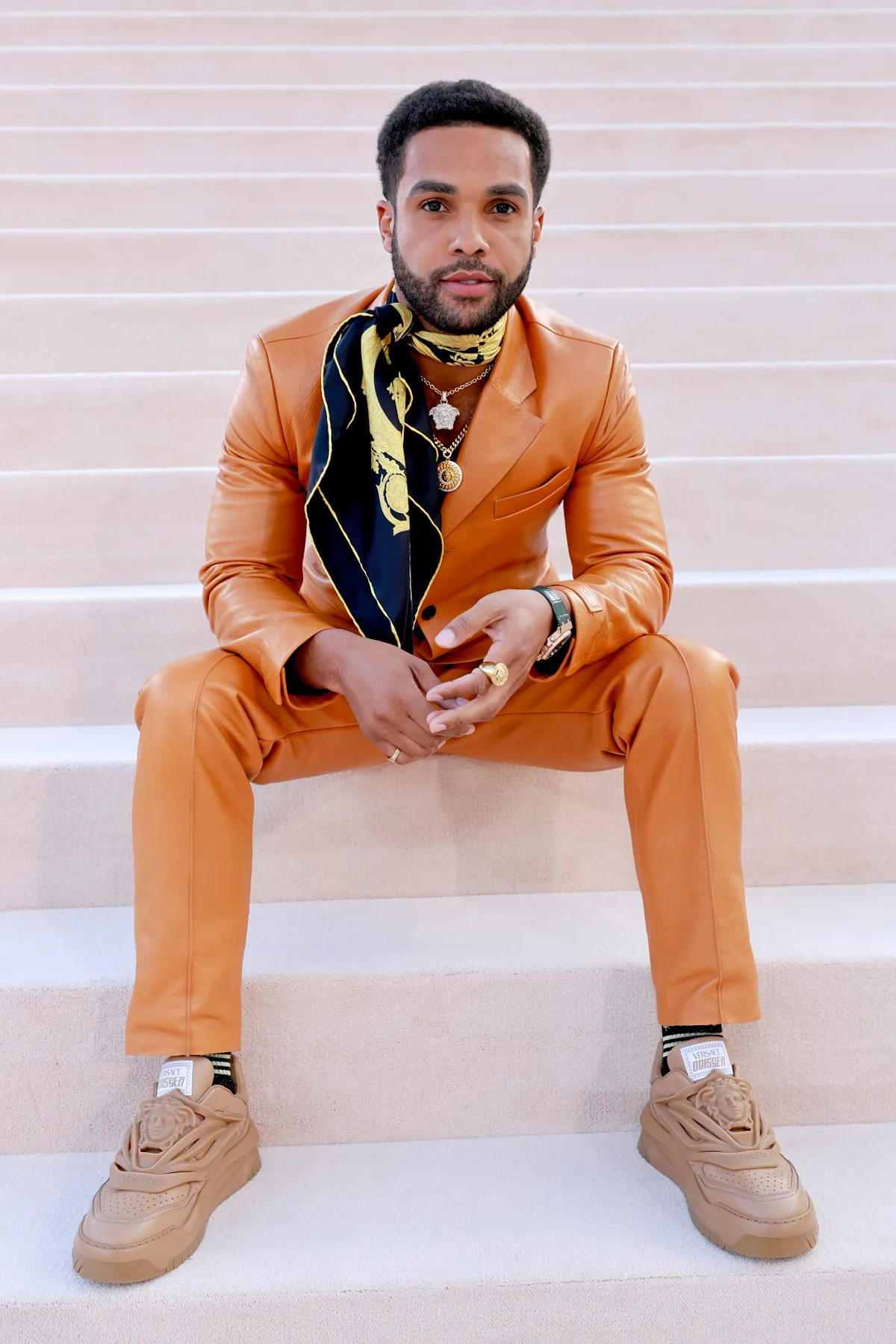 Lucien Laviscount de Emily in Paris en el front row de Versace.