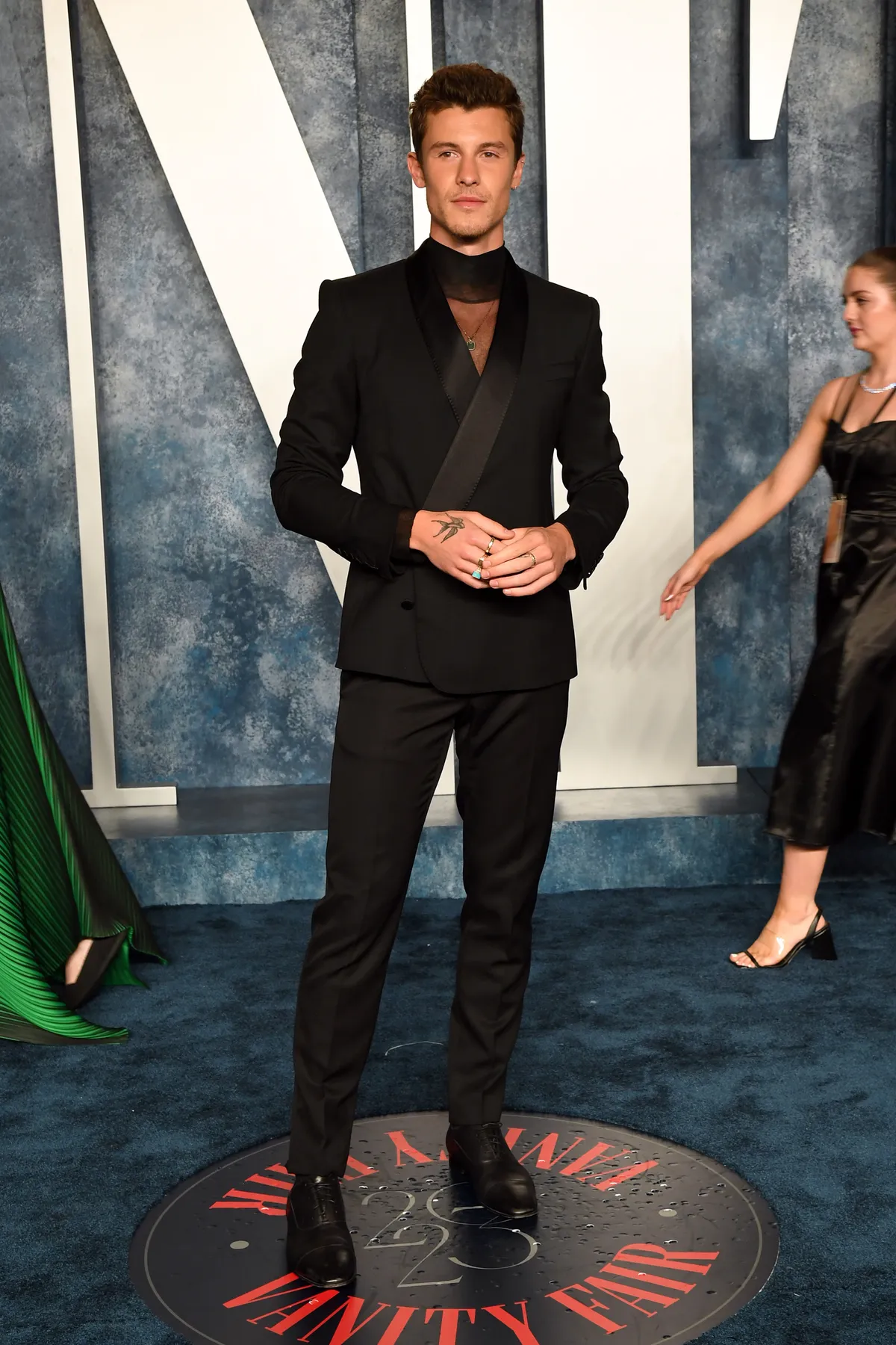 Shawn Mendes en la red carpet de Vanity Fair 2023.