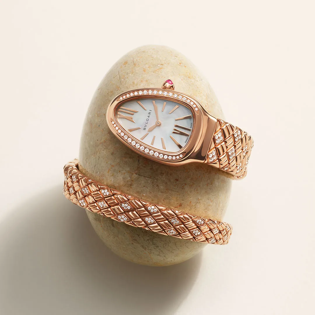 Cada segundo es un regalo de amor que se viste de elegancia con el reloj Serpenti, una de las estrellas más singulares de Bulgari.